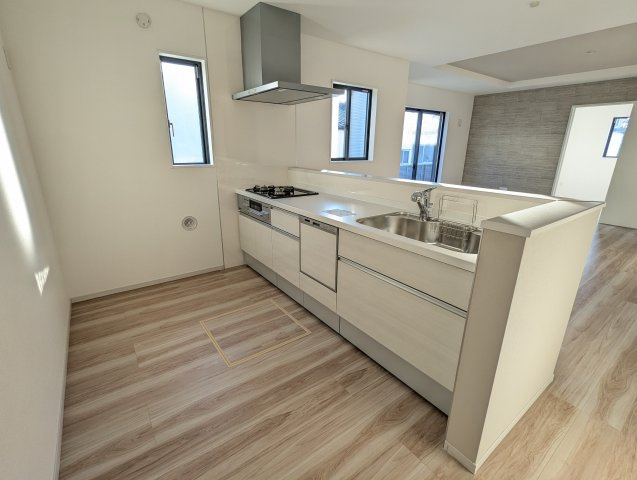 ひたちなか市稲田　5期のキッチン|キッチン後ろのスペースに余裕があるので、お気に入りの食器棚を配置していただけます