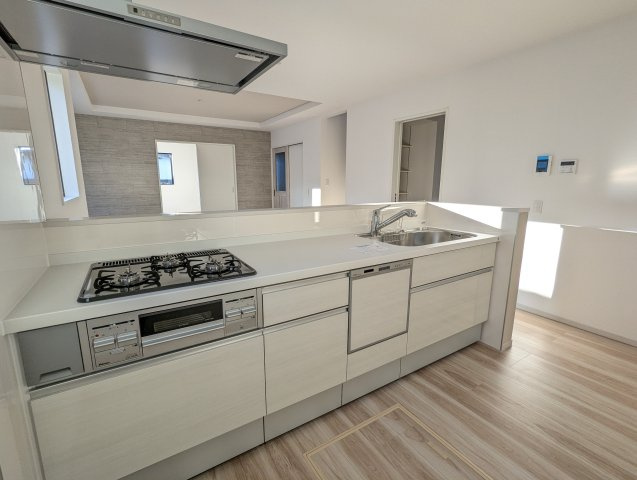 ひたちなか市稲田　5期のキッチン|三口コンロでお料理もスムーズ！うれしい食洗器付きで時短に繋がり～家事も楽ぅ～！！