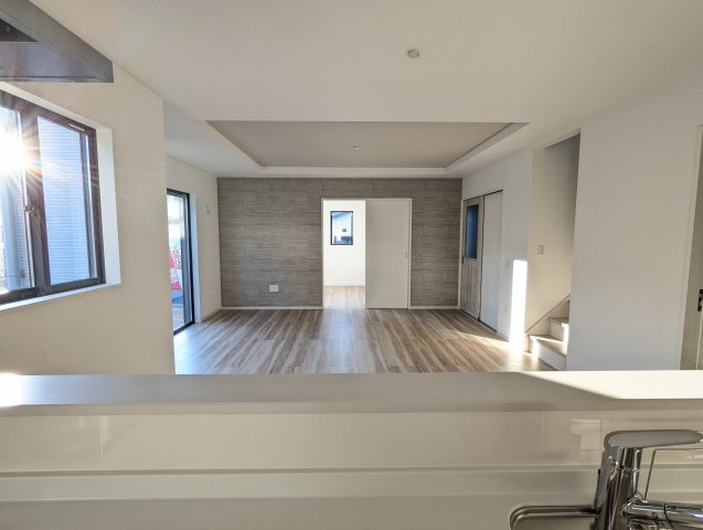 ひたちなか市稲田　5期の居間・リビング|キッチンから見たリビングです。リビングは家族皆が集まる場所～家族会議からお子様の日々の成長を感じれる場所です