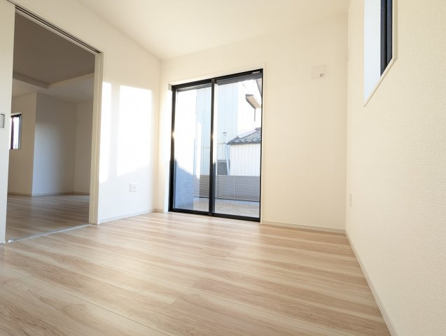 ひたちなか市稲田　5期の洋室|LDK隣にある洋室。来客用やお子様との遊ぶスペースにぴったりです
