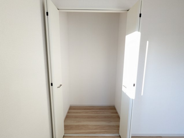 ひたちなか市稲田　5期の収納|リビング隣の洋室にもしっかりとした収納があり、すっきりお部屋をお使いいただけます。