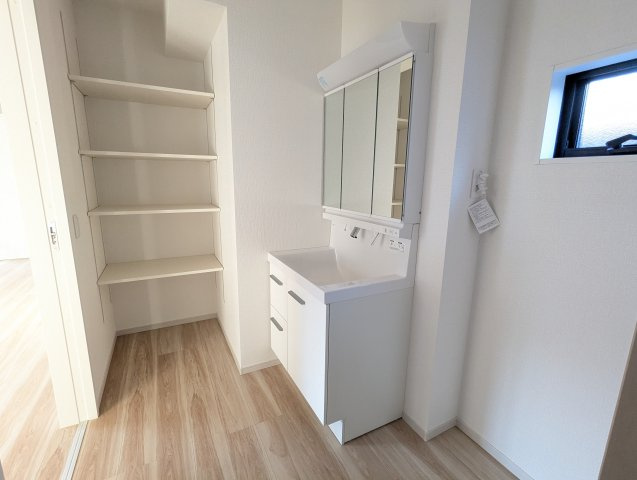 ひたちなか市稲田　5期の独立洗面台|白を基調とした清潔感がある洗面所～収納力のある洗面化粧台三面鏡タイプ