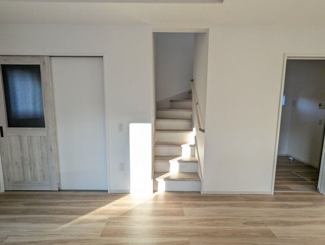 ひたちなか市稲田　5期の居間・リビング|リビング階段で家族のコミュニケーションが生まれます