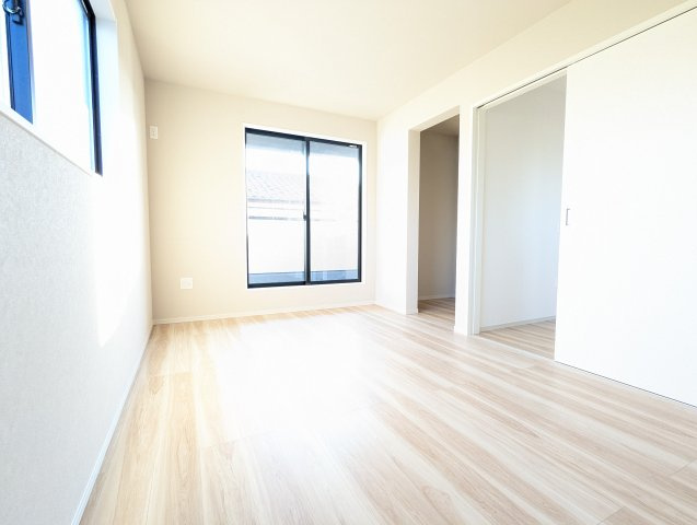 ひたちなか市稲田　5期の洋室|明るい洋室です。採光・通風が良く毎朝気持ち良く起床ができ・・日中も日差しが降り注ぐ～暖かいお部屋です