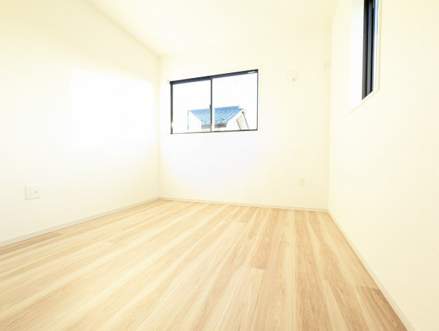 ひたちなか市稲田　5期の洋室|フローリングの部屋は家具やインテリアともマッチしてお洒落感が出やすく身の周りの整理がしやすく魅力的です～