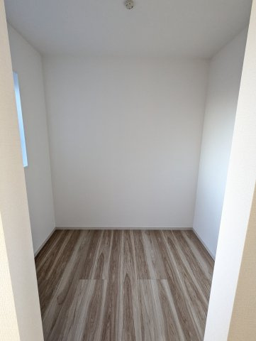 ひたちなか市稲田　5期の収納|ウォークインクローゼットには衣類だけでなく、趣味のグッズもたっぷり収納できます