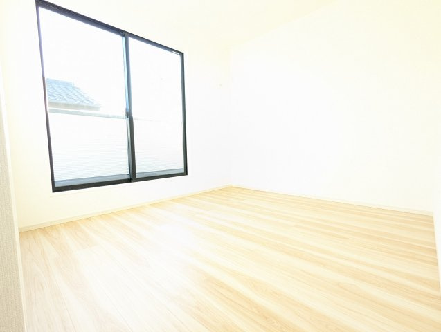 ひたちなか市稲田　5期の洋室|バルコニーに面した明るい洋室です。採光・通風が良く毎朝気持ち良く起床ができ・・日中も日差しが降り注ぐ～暖かいお部屋です