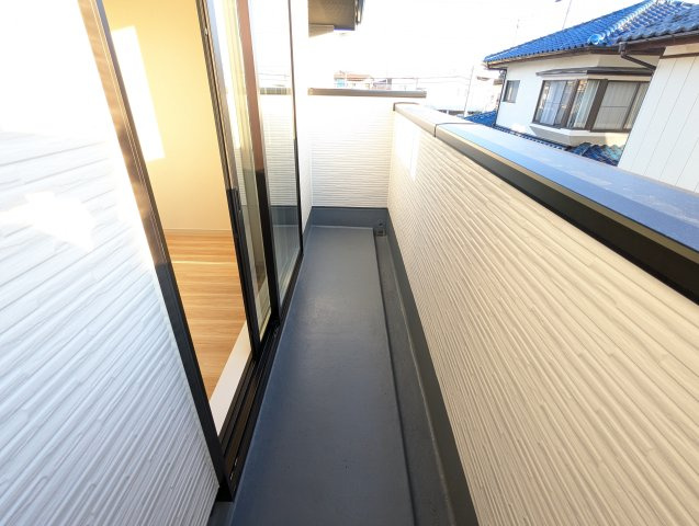 ひたちなか市稲田　5期のバルコニー|暖かな日差しのふりそそぐ広々ワイドバルコニー、たくさんの洗濯物が干せます～