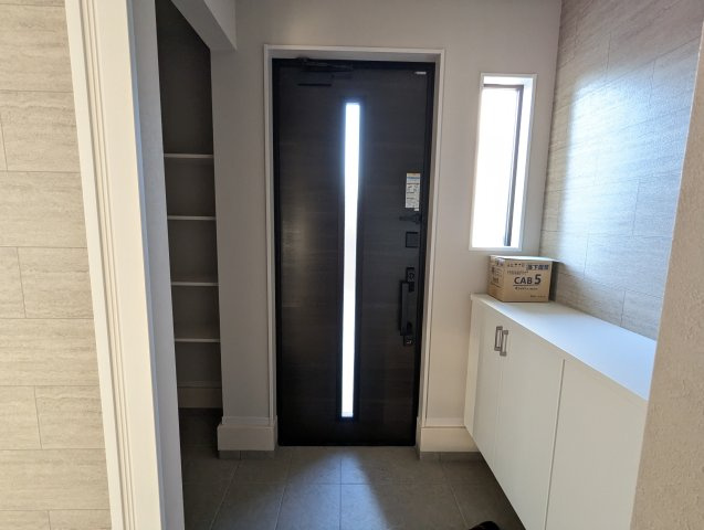 ひたちなか市稲田　5期の玄関|玄関窓から光が差し込む明るい玄関です！白を基調としているのでスッキリとしています♪