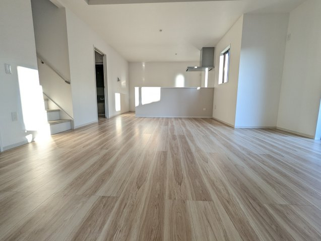 ひたちなか市稲田　5期の居間・リビング|大きな窓があり陽射しが差し込みます。お子様の目を離すことなく片付け・お料理ができ安心です～