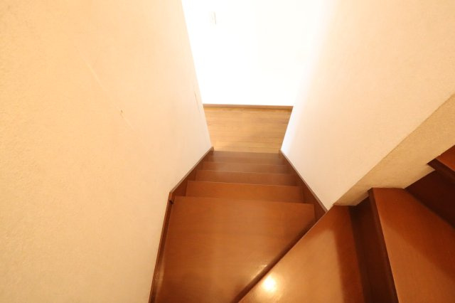 明石市魚住町長坂寺 中古戸建の内装|階段