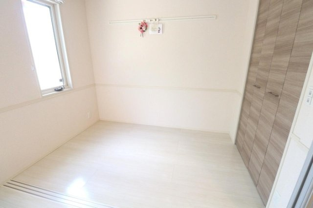 エスキーナの寝室|洋室（ハングバー付き）