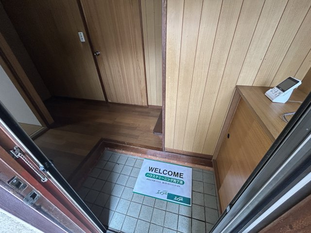 藤金890-22貸家の玄関