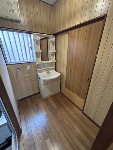 藤金890-22貸家の独立洗面台