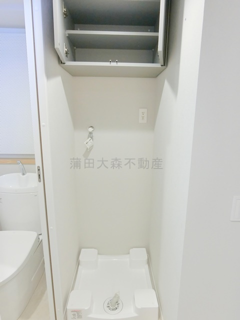 FABRIC蒲田west Residenceの設備|吊戸棚付きの洗濯機置き場