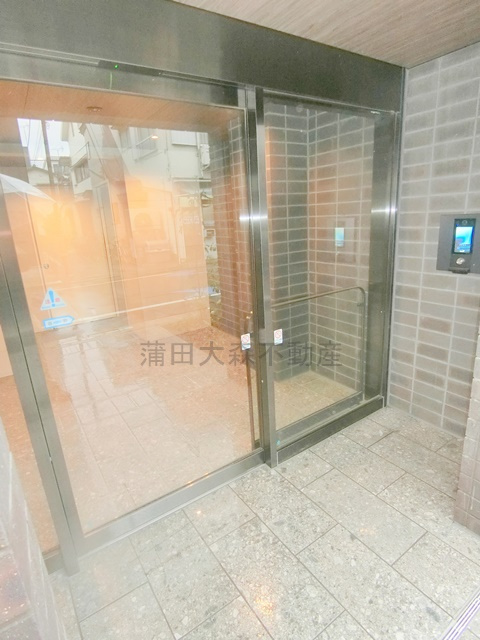FABRIC蒲田west Residenceのエントランス|TVモニター付オートロック宅配BOXメールBOX