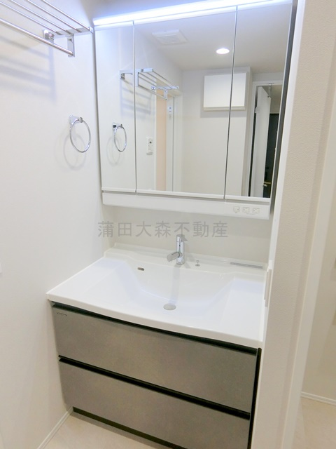 FABRIC蒲田west Residenceの洗面所|3面鏡の独立洗面台　洗面脱衣所
