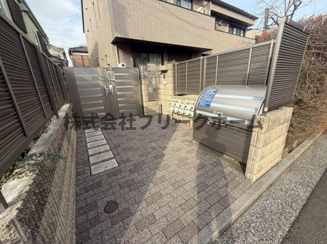 武蔵野市境南町４丁目のアパートのエントランス