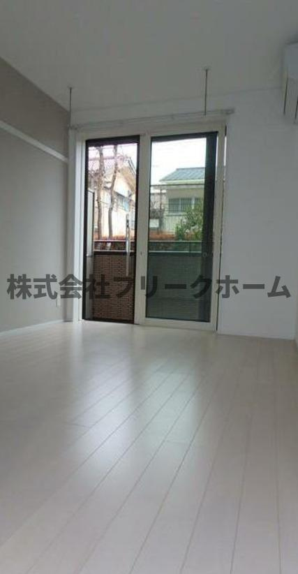 武蔵野市境南町４丁目のアパートの居間・リビング