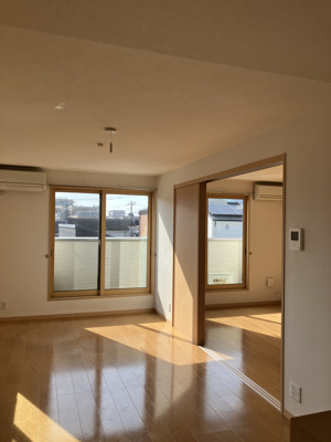 【居間・リビング】 | アルカディア | こちらのリビングで趣味の時間をお楽しみください