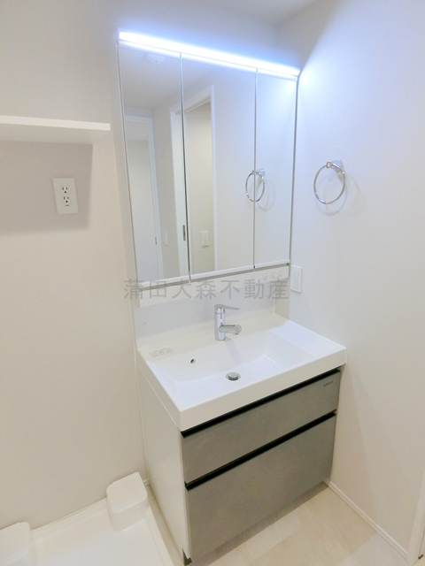 FABRIC蒲田west Residenceの洗面所|3面鏡の独立洗面台洗面脱衣所