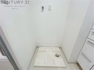 洗濯物の仕分け作業がしやすく、整理整頓が容易になります。洗濯音や湿気を他の部屋に持ち込まず、生活環境を快適に保ちます。上部を活用すれば収納スペースを確保でき洗剤や洗濯用品の整理もしやすくなります。
