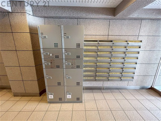 宅配ボックスは荷物の受け取りや配達が便利で安全です。不在時でも荷物が確保され、盗難や損傷のリスクが減少。受け取り時間の柔軟性が向上。外出先からでも荷物の受け取りや預けが可能となります。
