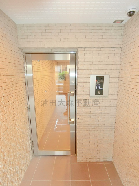 スマートVILLA多摩川のエントランス|オートロックと宅配ボックス付きの宅配ボックス