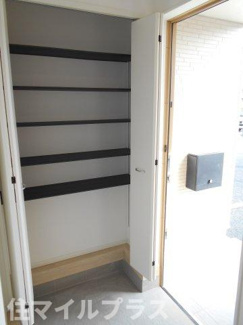 【玄関】 | 二本松市油井新築一戸建て12棟 | 収納もある玄関です