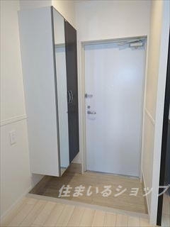 広島市安佐北区亀山２丁目の賃貸マンションの玄関|ミラー付き大型シューズボックス