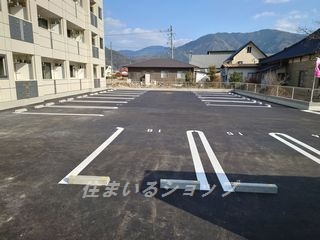 広島市安佐北区亀山２丁目の賃貸マンションの駐車場