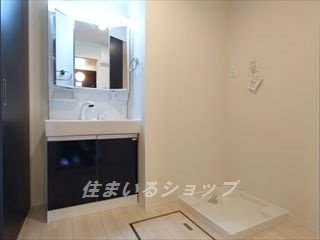 広島市安佐北区亀山２丁目の賃貸マンションの洗面所|三面鏡付きシャンプードレッサー