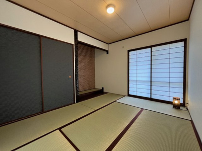 【和室】 | 惣山町５丁目　中古戸建 | 床の間もある本格的な和室をシックな趣にリフォームしています。