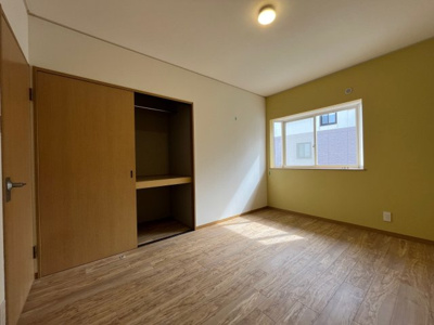 【洋室】 | 惣山町５丁目　中古戸建 | 黄色い壁がアクセントカラーになっています。