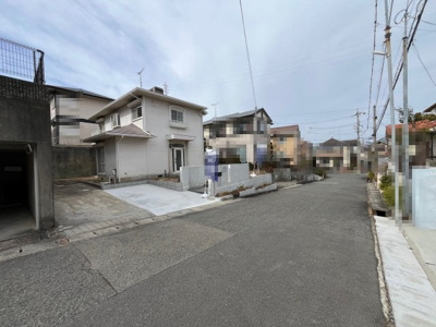 【駐車場】 | 惣山町５丁目　中古戸建 | 前面道路との高低差のない平坦地で、駐車スペース3台分ございます。