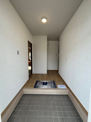 【玄関】 | 惣山町５丁目　中古戸建 | すっきり清潔感のある玄関です。