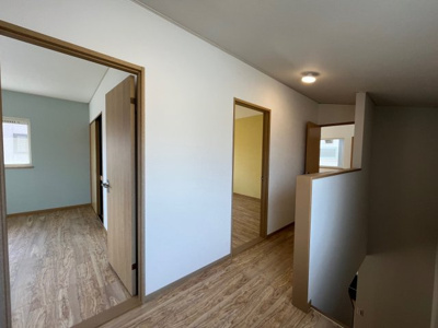 【その他】 | 惣山町５丁目　中古戸建 | 各お部屋の壁紙がアクセントカラーになっています。