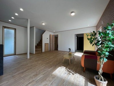 【居間・リビング】 | 惣山町５丁目　中古戸建 | LDK約16.5帖　明るく開放感がございます。