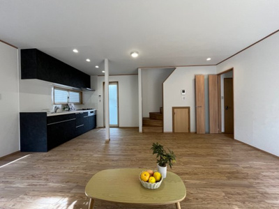 【居間・リビング】 | 惣山町５丁目　中古戸建 | リビングイン階段採用でご家族のコミュニケーションが取れます。