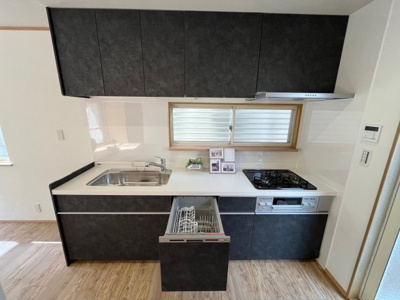 【キッチン】 | 惣山町５丁目　中古戸建 | 3口コンロ、食洗機付きで家事の時短になりますね。