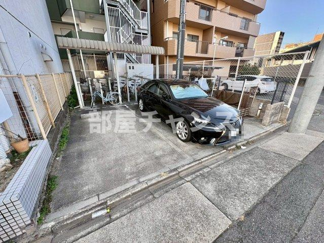 フラシア新栄町の駐車場