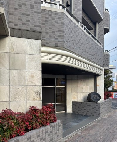 メイツ西山本通のエントランス