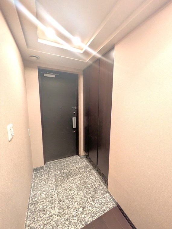 グランドヒルズ覚王山法王町の玄関