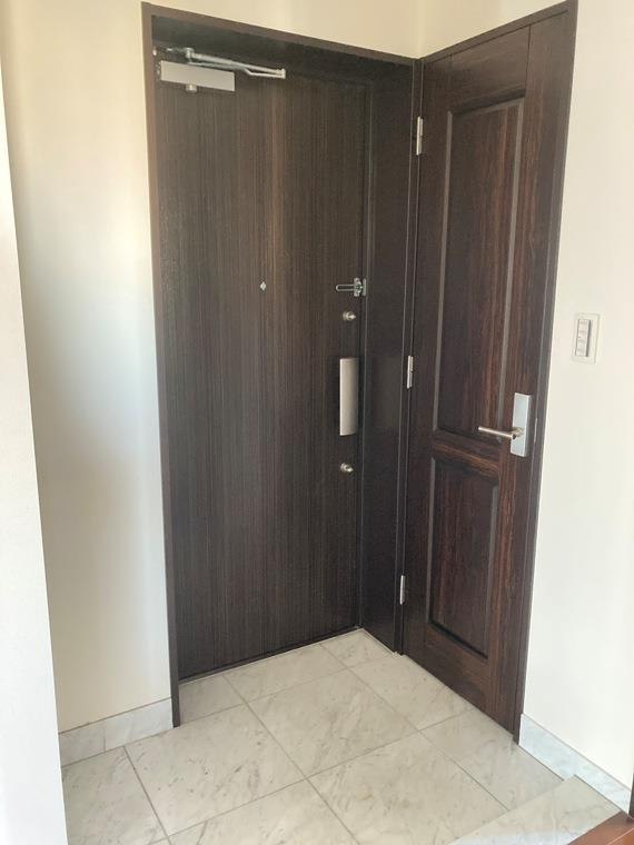 プレティナレジデンス橦木町の玄関