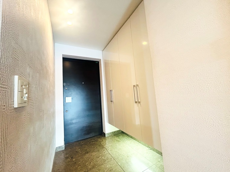 プラウド一社の玄関