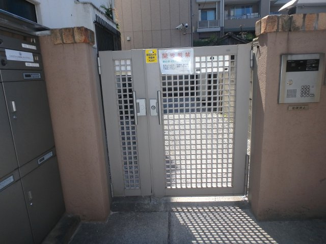 ラターシュ本郷のエントランス