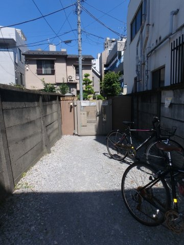 ラターシュ本郷のエントランス