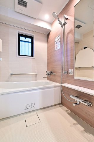 【浴室】 | ロワールマンション・グレイス井尻 | 浴室換気乾燥暖房機能付きの浴室は、雨の日でも乾燥機能で洗濯物をカラっと乾かせてカビ対策にもなります