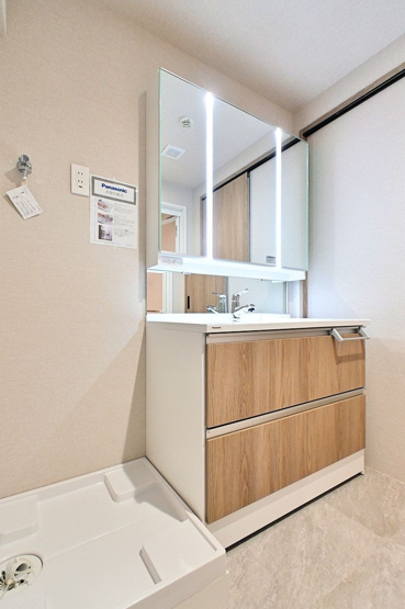 【独立洗面台】 | ロワールマンション・グレイス井尻 | 収納力と機能性に優れた三面鏡洗面化粧台なので、細々したものもスッキリしまって清潔に保てます