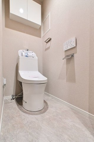 【トイレ】 | ロワールマンション・グレイス井尻 | 冬は便座も温水も温かく快適なシャワー付トイレ。上部には収納を設置◎